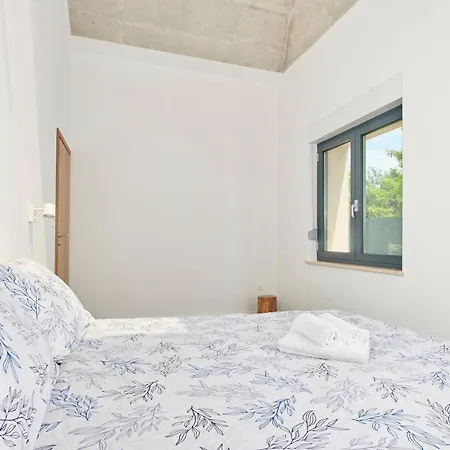 Doris Villa *